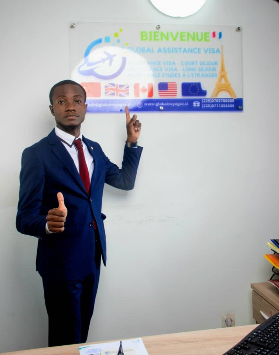 Roland Bomisso dans les bureaux de Global Assistance Visa